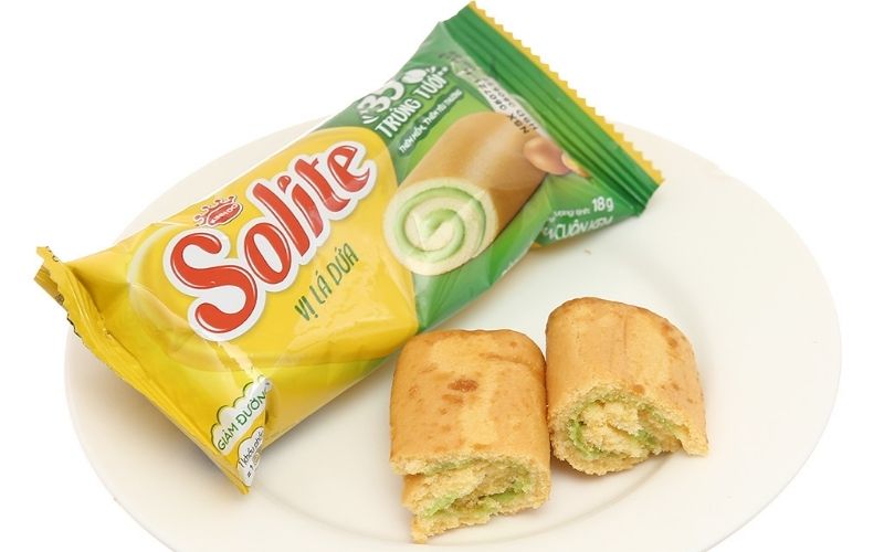 Bánh bông lan cuộn kem SOLITE vị lá dứa hộp 324g khi ăn vào có thể cảm nhận sự mềm xốp và vị ngọt vừa phải